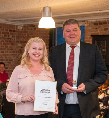 Pornaisten yrittäjien vuoden 2020 yrittäjä palkintotilaisuus jossa sen voitti Talman energiaporaus Oy. Kuvassa Kaisa Eskelin ja Esko Tumppi Tuomala.