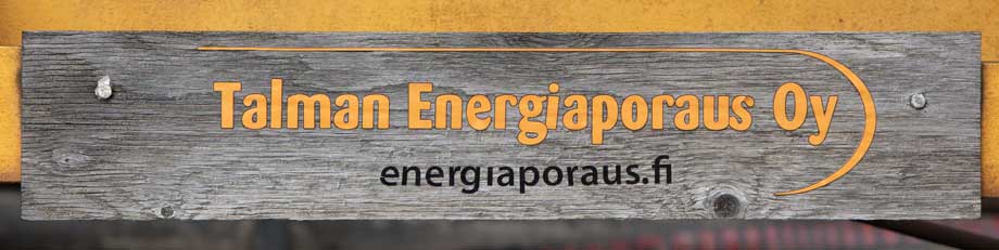 Talman energiaporaus Oy:n puinen kyltti, jossa lukee yrityksen nimi 